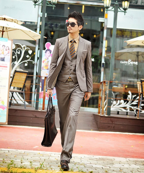 Cũng giống như phái đẹp, các đấng mày râu đều mong muốn mình thật bảnh bao và quyến rũ mỗi khi dự tiệc. Tuy nhiên, các chàng cũng cần chú ý cách ăn mặc sao cho phù hợp với hoàn cảnh và vóc dáng của mình. Những gợi ý dưới đây sẽ giúp bạn có được một phong cách ưng ý nhất khi đi dự tiệc. Trước tiên bạn nên kiểm tra giấy mời xem bữa tiệc được tổ chức vào buổi sáng, buổi chiều hay buổi tối và đặc biệt là địa điểm của bữa tiệc cũng rất quan trọng: Tại nhà hàng, bên hồ hay ngoài bãi biển… để bạn có thể mặc quần áo cho phù hợp. Cũng giống như phái đẹp, các đấng mày râu đều mong muốn mình thật bảnh bao và quyến rũ mỗi khi dự tiệc. Tuy nhiên, các chàng cũng cần chú ý cách ăn mặc sao cho phù hợp với hoàn cảnh và vóc dáng của mình. Những gợi ý dưới đây sẽ giúp bạn có được một phong cách ưng ý nhất khi đi dự tiệc. Trước tiên bạn nên kiểm tra giấy mời xem bữa tiệc được tổ chức vào buổi sáng, buổi chiều hay buổi tối và đặc biệt là địa điểm của bữa tiệc cũng rất quan trọng: Tại nhà hàng, bên hồ hay ngoài bãi biển… để bạn có thể mặc quần áo cho phù hợp.