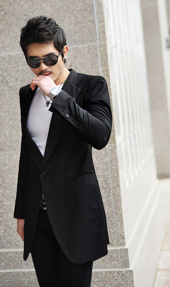 Áo phông mặc trong áo vest không làm bạn mất đi vẻ nam tính mà còn thể hiện bạn là một anh chàng trẻ trung và phong cách. Áo phông mặc trong áo vest không làm bạn mất đi vẻ nam tính mà còn thể hiện bạn là một anh chàng trẻ trung và phong cách.