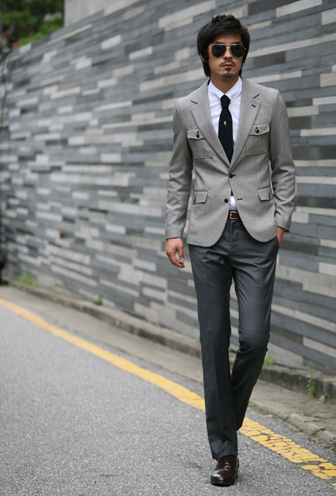 1. Tiệc cưới trên bãi biển Nếu ở đó có mặt trời, bãi cát, sóng vỗ và gió biển thì trang phục phái mạnh được chuẩn bị với một chiếc quần vải linen áo sơ mi và đi một đôi sandal hoặc dép hở mũi. Chất liệu vải bằng linen và cotton thích hợp nhất cho quần áo mà bạn chọn khi đi dự tiệc cưới trên bãi biển. 1. Tiệc cưới trên bãi biển Nếu ở đó có mặt trời, bãi cát, sóng vỗ và gió biển thì trang phục phái mạnh được chuẩn bị với một chiếc quần vải linen áo sơ mi và đi một đôi sandal hoặc dép hở mũi. Chất liệu vải bằng linen và cotton thích hợp nhất cho quần áo mà bạn chọn khi đi dự tiệc cưới trên bãi biển.