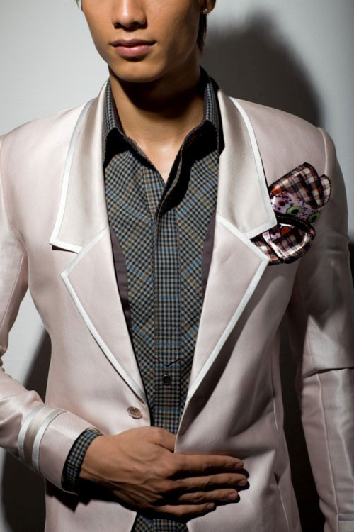 4. Những lưu ý khi chọn trang phục đến dự đám cưới: Thứ nhất: Không mặc đồ quá bình thường khi đến đám cưới bởi đây là một ngày đặc biệt thế nên bạn cần phải tôn trọng những người xung quanh khi đến dự đám cưới. Điều đó có nghĩa là bạn phải ăn mặc sao cho lịch sự đúng với hoàn cảnh và nghi thức của buổi lễ. 4. Những lưu ý khi chọn trang phục đến dự đám cưới: Thứ nhất: Không mặc đồ quá bình thường khi đến đám cưới bởi đây là một ngày đặc biệt thế nên bạn cần phải tôn trọng những người xung quanh khi đến dự đám cưới. Điều đó có nghĩa là bạn phải ăn mặc sao cho lịch sự đúng với hoàn cảnh và nghi thức của buổi lễ.