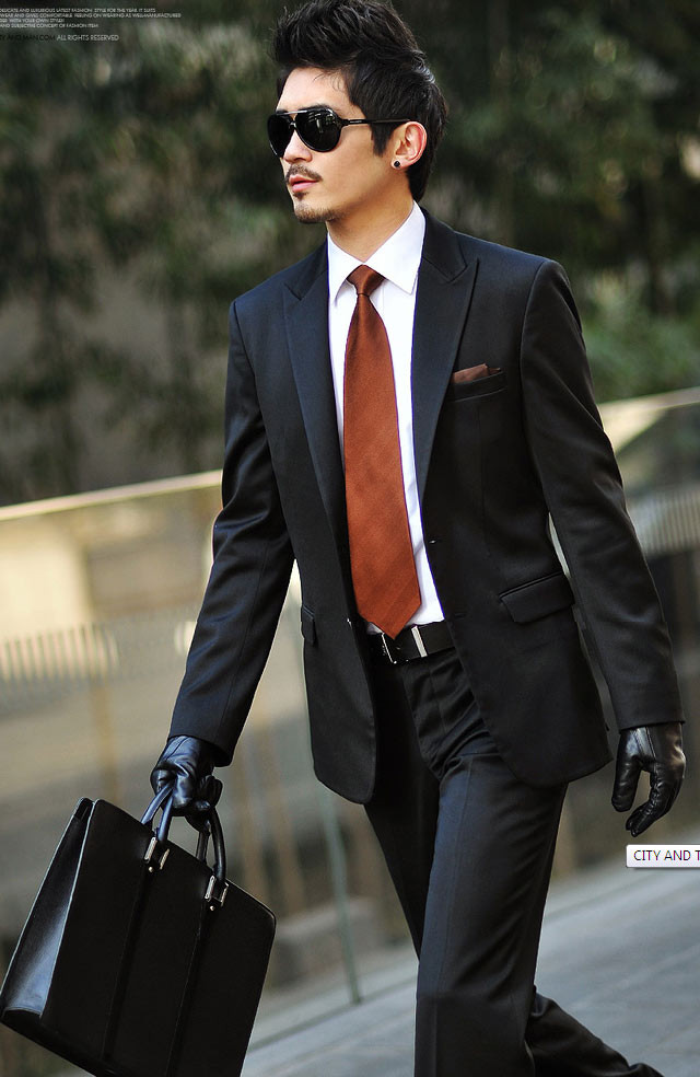 3. Tiệc cưới vào buổi tối trong khung cảnh sang trọng Nếu tiệc cưới được tổ chức trong khung cảnh sang trọng, thời gian vào buổi tối bạn hãy mặc trang phục complet giống như mọi người xung quanh. Chọn áo sơ mi mặc trong hoặc cà vạt màu sắc để nổi bật. Đối với khăn mùi xoa hoặc cà vạt, nơ bướm, các chàng trai hãy chọn chất liệu vải lụa bóng càng tăng vẻ đẹp tao nhã và lịch sự cho trang phục. 3. Tiệc cưới vào buổi tối trong khung cảnh sang trọng Nếu tiệc cưới được tổ chức trong khung cảnh sang trọng, thời gian vào buổi tối bạn hãy mặc trang phục complet giống như mọi người xung quanh. Chọn áo sơ mi mặc trong hoặc cà vạt màu sắc để nổi bật. Đối với khăn mùi xoa hoặc cà vạt, nơ bướm, các chàng trai hãy chọn chất liệu vải lụa bóng càng tăng vẻ đẹp tao nhã và lịch sự cho trang phục.