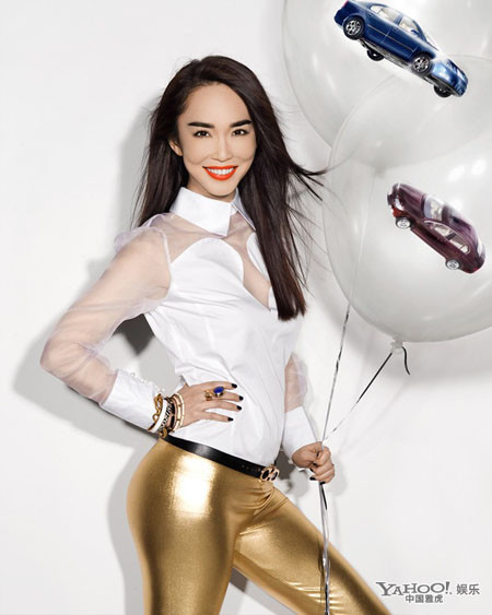 Nữ diễn viên Singapore sở hữu một vẻ đẹp vừa ngây thơ, trong trẻo, vừa cá tính. Chính bởi vậy, cô vẫn được xem là gương mặt trang bìa được yêu thích nhất tại quê nhà dù đã bước sang tuổi tứ tuần. Nổi bật trên nền áo trắng, làn da trắng là mái tóc đen và đôi môi đỏ mọng. Cô là một trong những nghệ sỹ được đánh giá là có gu thẩm mỹ rất tốt trong những lần xuất hiện trước công chúng. Nữ diễn viên Singapore sở hữu một vẻ đẹp vừa ngây thơ, trong trẻo, vừa cá tính. Chính bởi vậy, cô vẫn được xem là gương mặt trang bìa được yêu thích nhất tại quê nhà dù đã bước sang tuổi tứ tuần. Nổi bật trên nền áo trắng, làn da trắng là mái tóc đen và đôi môi đỏ mọng. Cô là một trong những nghệ sỹ được đánh giá là có gu thẩm mỹ rất tốt trong những lần xuất hiện trước công chúng.