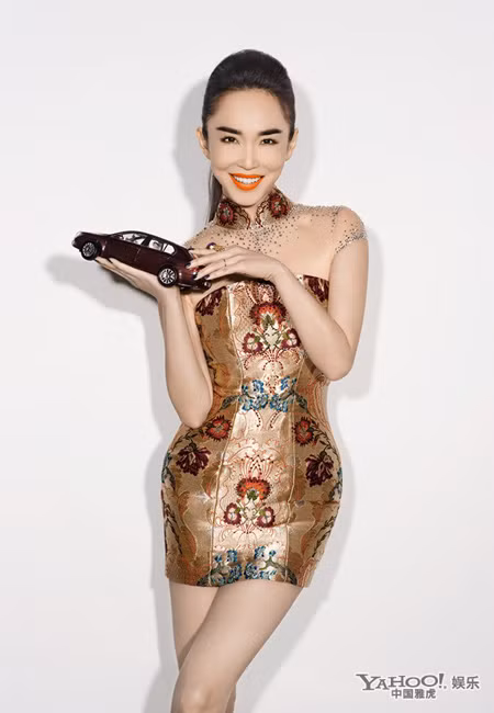 Đã lâu mới tái xuất nhưng nữ diễn viên họ Phạm vẫn đặc biệt thu hút được sự chú ý của người hâm mộ. Chiếc váy cô mặc là xu hướng "váy hoa to bản" của năm con rồng này. Chiếc váy được thiết kế với hai đường gân chạy dọc cơ thể và ôm sát tạo nên đường cong hết sức tự nhiên và mềm mại cho người mặc.