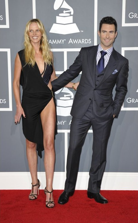 Anne cô bạn gái của anh chàng Adam Levine đã không còn vẻ nóng bỏng và sexy như khi diện những bộ trang phục của Victoria Secret. Cô khiến nhiều người lầm tưởng cô đang khoác tạm mảnh vải che đậy phần nội y không đẹp mắt.