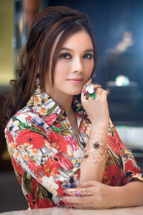 Tông màu móng tay cũng hết sức thời trang giúp làm bật lên bộ nữ trang gợi cảm.