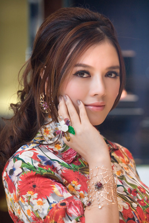 1. Lý Nhã Kỳ Sở hữu nước da đẹp và các đường nét rất thanh tú, vì thế nữ diễn viên nổi danh với khả năng chơi hàng hiệu thường xuyên chọn tông trang điểm nhẹ nhàng, tươi tắn. Với màu son màu hồng nude tự nhiên, cô khéo léo kết hợp với tông phấn mắt nâu để tạo điểm nhấn. Phần viền mí được kẻ dày hơn bình thường với kẻ mắt nước để tạo đôi mắt to và ấn tượng hơn.