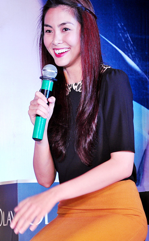 Màu son hồng kết hợp cùng tông phấn má hồng phớt giúp cô thêm rạng rỡ.