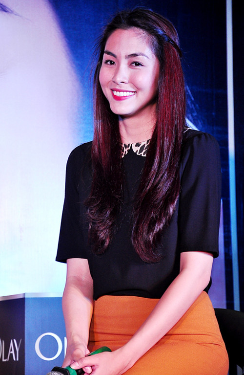 4. Tăng Thanh Hà Nữ diễn viên xinh đẹp luôn được xếp vào hàng mỹ nhân vì nét đẹp rạng ngời, tươi tắn. Cũng chuộng tông trang điểm mắt nhẹ nhàng như Ngọc Trinh, nhưng thường cô hay tạo điểm nhấn với chút phấn nâu nhẹ và kẻ mắt nước đen. Màu son quen thuộc của Hà Tăng là đỏ cam, tuy nhiên, trong mùa xuân, cô đã chọn tông hồng sậm để làm ấm thêm gương mặt.