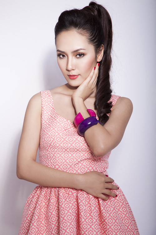 5. Phương Linh Nét đẹp trời cho của Phương Linh chính là lợi thế giúp cô luôn nổi bật. Tuy nhiên, cô cũng luôn khiến người khác ngưỡng mộ với style rất thanh lịch từ trang phục, kiểu tóc cho tới tông trang điểm.