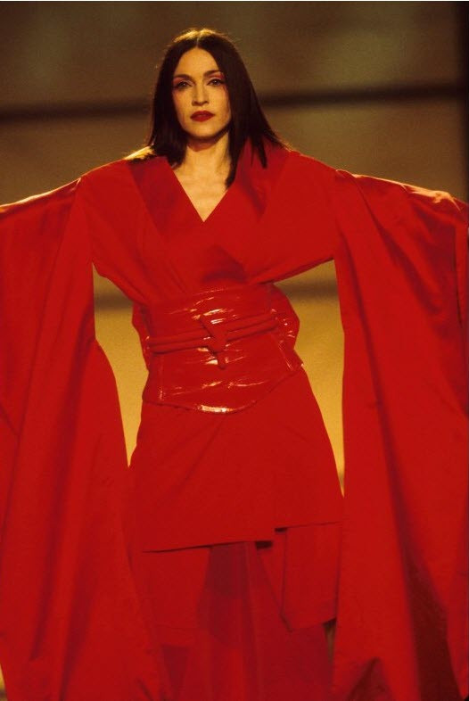 Tại Grammy 1999, Madonna đã tạo sự chú ý khi biến mình trong một nàng Geisha Nhật Bản với chiếc kimono đỏ nổi bật. Tại Grammy 1999, Madonna đã tạo sự chú ý khi biến mình trong một nàng Geisha Nhật Bản với chiếc kimono đỏ nổi bật.