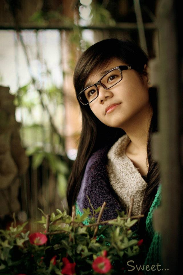 Mái tóc dài buông xõa tự nhiên ánh lên một chút màu dưới nắng càng tô điểm cho vẻ đẹp mộc mạc của người con gái miền Trung. Mái tóc dài buông xõa tự nhiên ánh lên một chút màu dưới nắng càng tô điểm cho vẻ đẹp mộc mạc của người con gái miền Trung.