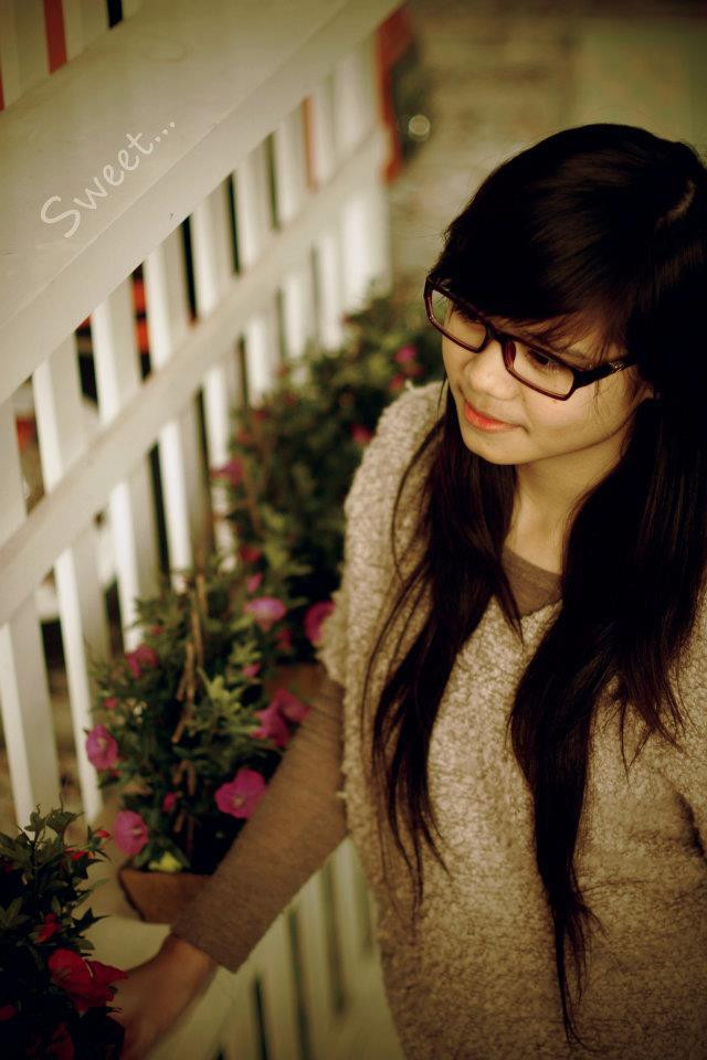 Gam màu nâu đất kết hợp đồng điệu với màu trắng xám đã tạo nên vẻ đẹp dung dị cho cô gái. Gam màu nâu đất kết hợp đồng điệu với màu trắng xám đã tạo nên vẻ đẹp dung dị cho cô gái.