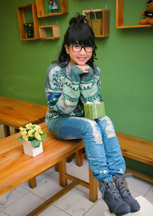 Ở trên gương mặt cô bé "4 mắt" Quỳnh Anh, có thể chỉ ra những nét đẹp hoàn hảo từ đôi môi chúm chím và căng mọng, chiếc cằm nhọn sắc nét và cặp mắt "ti hí" được "make up" bằng cặp kính đen gọng đen sành điệu. Ở trên gương mặt cô bé "4 mắt" Quỳnh Anh, có thể chỉ ra những nét đẹp hoàn hảo từ đôi môi chúm chím và căng mọng, chiếc cằm nhọn sắc nét và cặp mắt "ti hí" được "make up" bằng cặp kính đen gọng đen sành điệu.