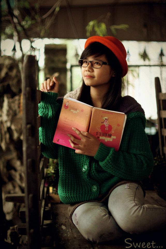 Nhiều cư dân Facebook khi chiêm ngưỡng những tấm hình của "Cô bé mắt cười" đều có chung một cảm nhận về vẻ đẹp trong sáng, dịu dàng và tri thức của người con gái đất học. Nhiều cư dân Facebook khi chiêm ngưỡng những tấm hình của "Cô bé mắt cười" đều có chung một cảm nhận về vẻ đẹp trong sáng, dịu dàng và tri thức của người con gái đất học.