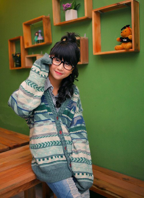 Quỳnh Anh với gương mặt xinh tươi và nhỏ nhắn này không chỉ nhận được một vài mà rất nhiều những lời bình luận trên Facebook. Tuy nhiên, tất cả những ý kiến đó đều có chung một ý đó là: Cô bé mang vẻ đẹp thuần khiết và baby của một 9x đích thực và một chút gì đó chín chắn, tự tin ở phong cách cũng như ở cặp kính to tròn. Quỳnh Anh với gương mặt xinh tươi và nhỏ nhắn này không chỉ nhận được một vài mà rất nhiều những lời bình luận trên Facebook. Tuy nhiên, tất cả những ý kiến đó đều có chung một ý đó là: Cô bé mang vẻ đẹp thuần khiết và baby của một 9x đích thực và một chút gì đó chín chắn, tự tin ở phong cách cũng như ở cặp kính to tròn.