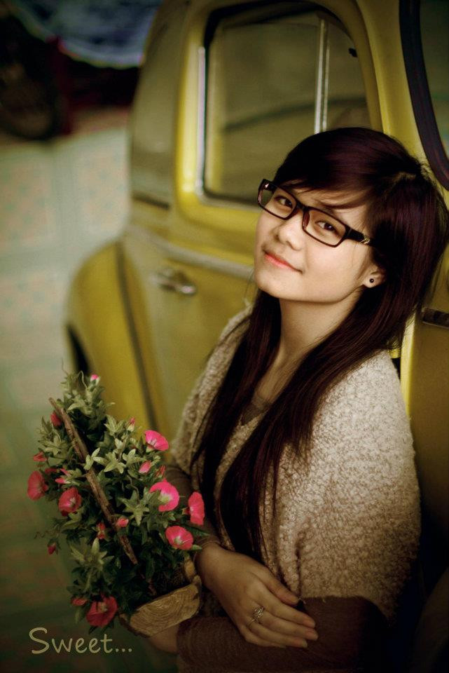 Mặc dù sinh ra và lớn lên trên mảnh đất "đầy nắng và gió" nhưng "Cô bé mắt tròn" vẫn sở hữu một làn da mịn màng, đôi má ửng hồng và đôi môi tươi tắn. Mặc dù sinh ra và lớn lên trên mảnh đất "đầy nắng và gió" nhưng "Cô bé mắt tròn" vẫn sở hữu một làn da mịn màng, đôi má ửng hồng và đôi môi tươi tắn.