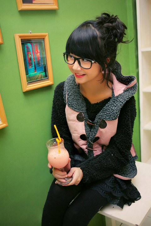 Ở góc ảnh nghiêng này có thể nhìn rõ đằng sau cặp kính đen to tròn ấy là đôi mắt tinh nhanh và đầy vẻ lém lỉnh. Một cư dân Facebook cho biết, cô bé Quỳnh Anh hiện đang là nữ sinh lớp 10 của trường THPT Giảng Võ. Ở góc ảnh nghiêng này có thể nhìn rõ đằng sau cặp kính đen to tròn ấy là đôi mắt tinh nhanh và đầy vẻ lém lỉnh. Một cư dân Facebook cho biết, cô bé Quỳnh Anh hiện đang là nữ sinh lớp 10 của trường THPT Giảng Võ.