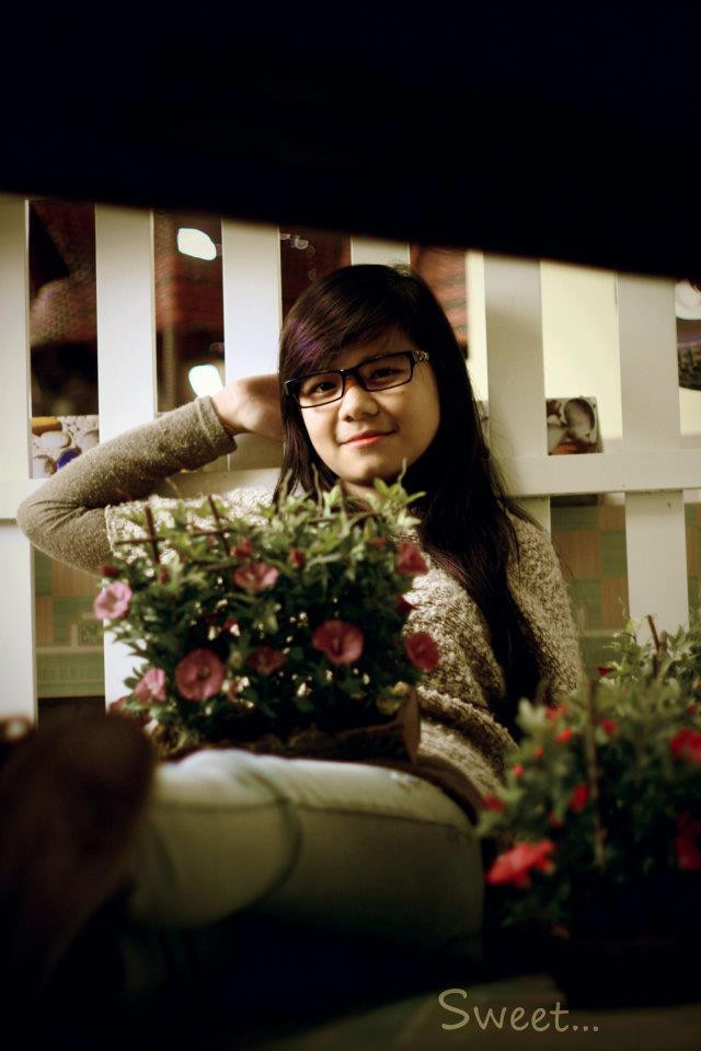 Vẻ mặt hiền lành và điềm đạm của cô gái được thể hiện xuyên suốt bộ ảnh này. Cùng với đó là một lối ăn mặc nhẹ nhàng, giản dị mà không kém phần trẻ trung. Vẻ mặt hiền lành và điềm đạm của cô gái được thể hiện xuyên suốt bộ ảnh này. Cùng với đó là một lối ăn mặc nhẹ nhàng, giản dị mà không kém phần trẻ trung.