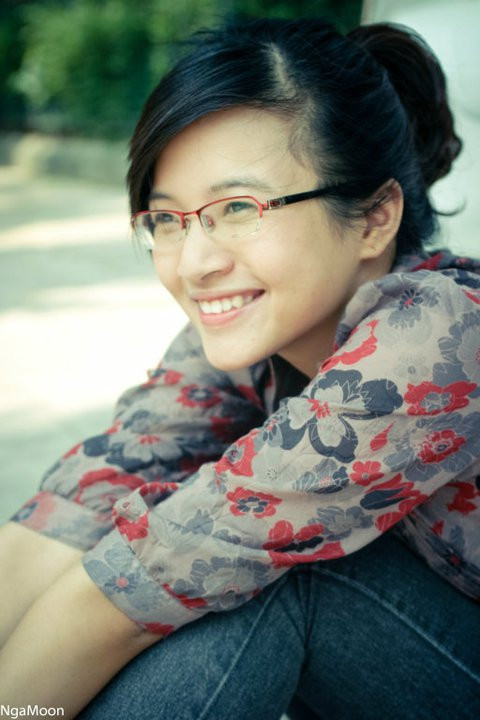 Mắt cận nhưng không phải là mất duyên, cô nàng đã lựa chọn cho mình chiếc mắt kính viền một nửa màu đỏ phù hợp với làn da trắng của mình. Mắt cận nhưng không phải là mất duyên, cô nàng đã lựa chọn cho mình chiếc mắt kính viền một nửa màu đỏ phù hợp với làn da trắng của mình.