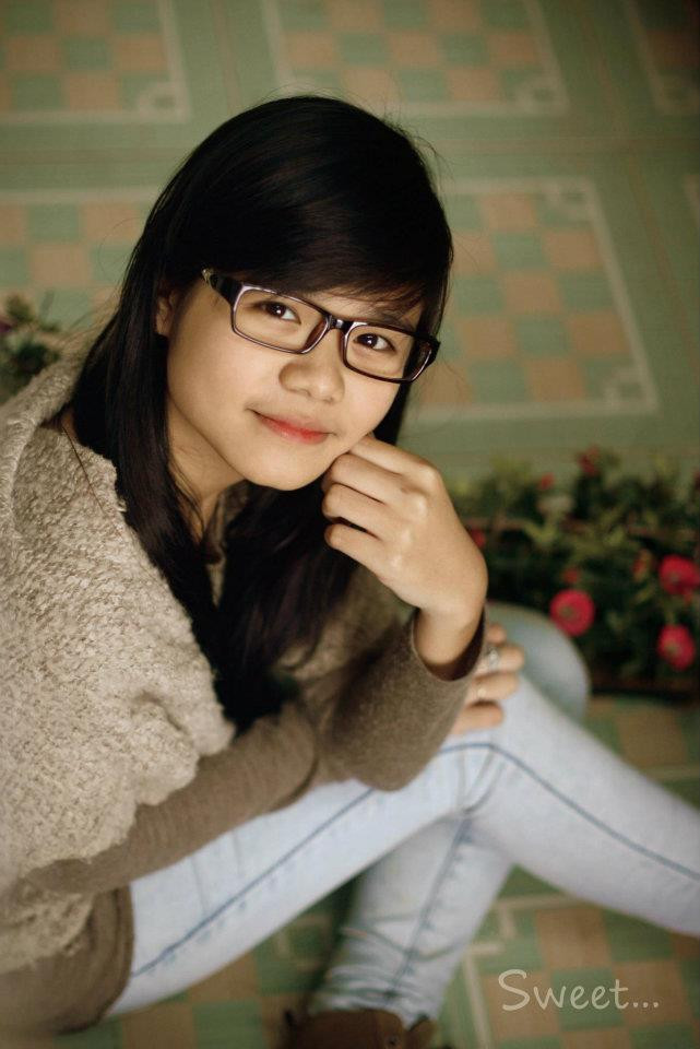 Trên Facebook người ta gọi cô là "Cô bé mắt tròn", đến từ Hà Tĩnh. Trên Facebook người ta gọi cô là "Cô bé mắt tròn", đến từ Hà Tĩnh.