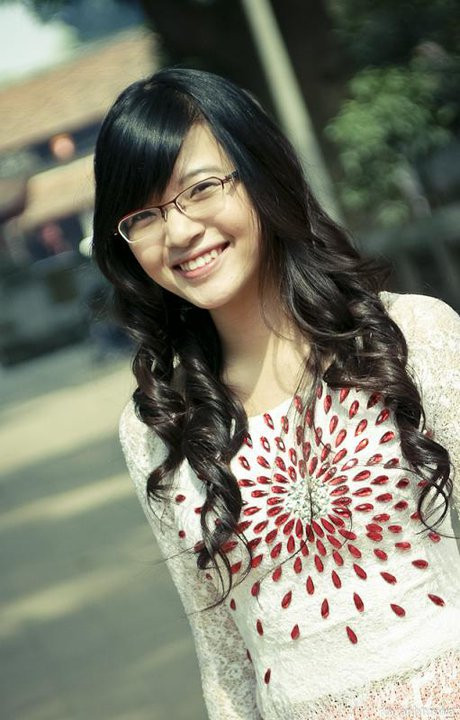 Trong trang phục áo dài truyền thống cách tân, Hằng Nga thay mới bản thân bằng vẻ đẹp tinh khôi, thuần khiết. Trong trang phục áo dài truyền thống cách tân, Hằng Nga thay mới bản thân bằng vẻ đẹp tinh khôi, thuần khiết.