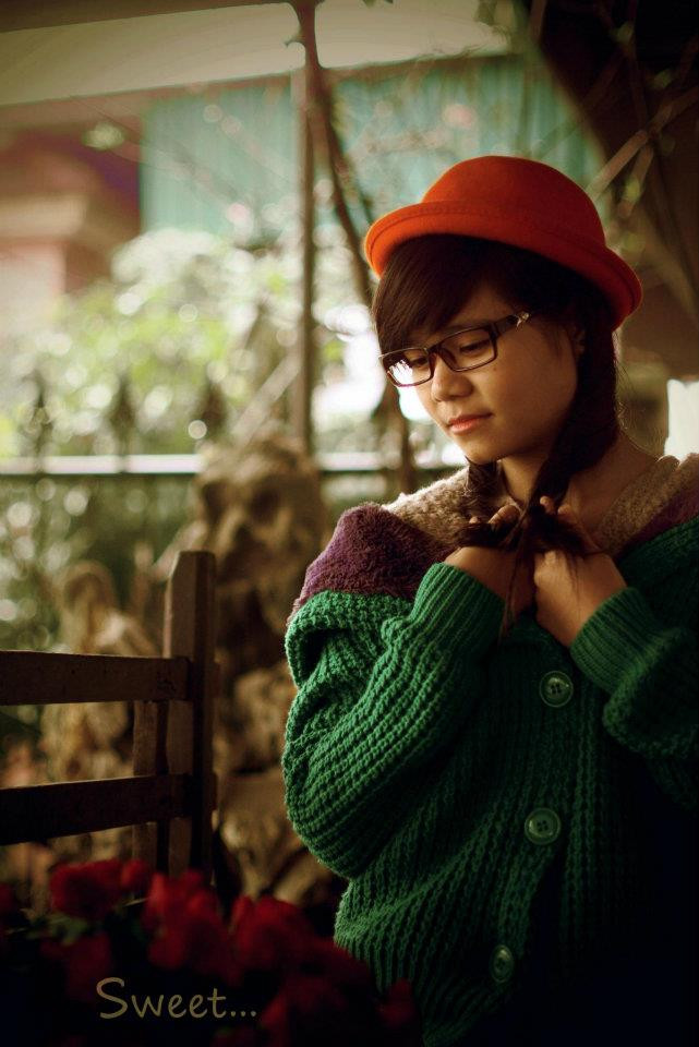 Trong bức hình, hậu cảnh được làm mờ để làm nổi bật chân dung người con gái với những trang phục màu sắc tươi sáng. Trong bức hình, hậu cảnh được làm mờ để làm nổi bật chân dung người con gái với những trang phục màu sắc tươi sáng.