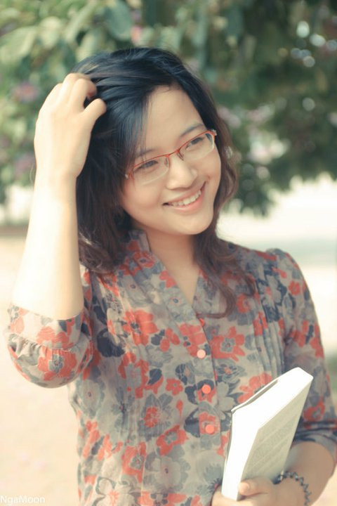 Mái tóc xoăn buông xóa cùng cử chỉ nhẹ nhàng để lộ vầng trán thông minh cho cô nàng tuổi Tỵ. Mái tóc xoăn buông xóa cùng cử chỉ nhẹ nhàng để lộ vầng trán thông minh cho cô nàng tuổi Tỵ.