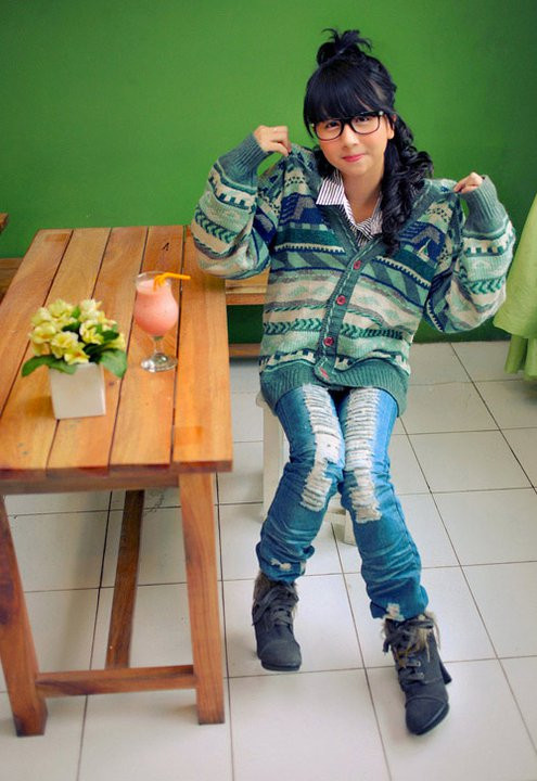 Cùng với đó, có thể thấy Quỳnh Anh là một teen girl có con mắt thẩm mỹ trong việc lựa chọn trang phục cho bản thân. Nhìn qua ảnh, có thể thấy cô bé "4 mắt" đang diện lên mình một phong cách trẻ trung, thêm chút bụi phỉu. Áo sơ mi mặc trong kết hợp áo len dáng dài, họa tiết xanh karo trầm mặc. Quần jean "rách" + bốt tạo nên phong cách bụi phủi, cá tính. Cùng với đó, có thể thấy Quỳnh Anh là một teen girl có con mắt thẩm mỹ trong việc lựa chọn trang phục cho bản thân. Nhìn qua ảnh, có thể thấy cô bé "4 mắt" đang diện lên mình một phong cách trẻ trung, thêm chút bụi phỉu. Áo sơ mi mặc trong kết hợp áo len dáng dài, họa tiết xanh karo trầm mặc. Quần jean "rách" + bốt tạo nên phong cách bụi phủi, cá tính.