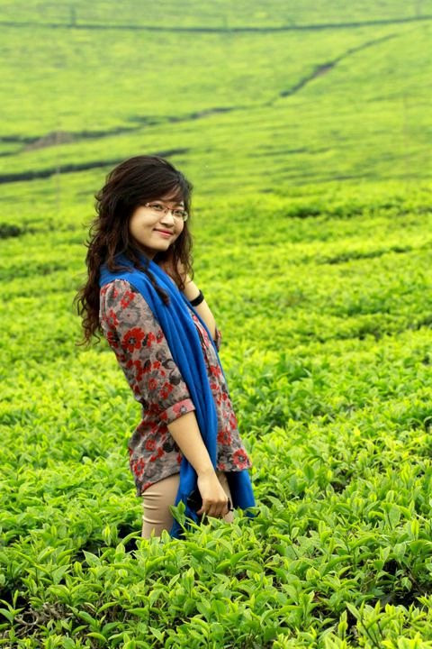 Trong chùm ảnh được đăng tải trên Facebook có thể nhận thấy, Hằng Nga rất thích những chiếc áo sơ mi hình hoa, màu sắc tươi sáng nhưng không quá chói chang, kiểu dáng đơn giản nhưng không kém phần nữ tính. Trong chùm ảnh được đăng tải trên Facebook có thể nhận thấy, Hằng Nga rất thích những chiếc áo sơ mi hình hoa, màu sắc tươi sáng nhưng không quá chói chang, kiểu dáng đơn giản nhưng không kém phần nữ tính.