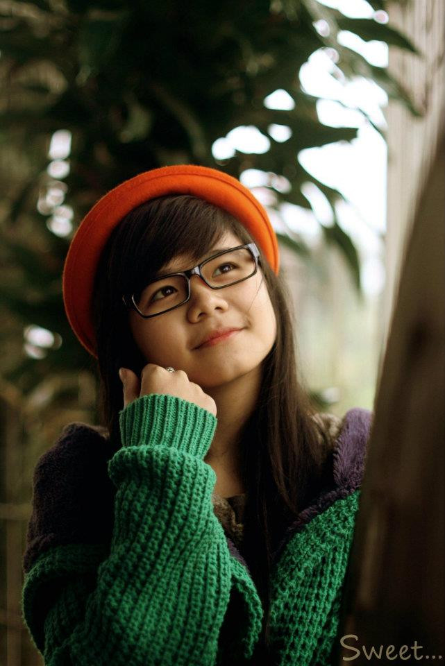 Chiếc mũ nỉ cổ điển đang trở lại là mốt thời trang được giới trẻ yêu thích hiện nay. Với chiếc mũ màu đỏ này, "Cô gái mắt tròn" như gửi gắm một thông điệp: "Tôi thích sự dịu dàng nhưng tôi thực sự phong cách". Chiếc mũ nỉ cổ điển đang trở lại là mốt thời trang được giới trẻ yêu thích hiện nay. Với chiếc mũ màu đỏ này, "Cô gái mắt tròn" như gửi gắm một thông điệp: "Tôi thích sự dịu dàng nhưng tôi thực sự phong cách".