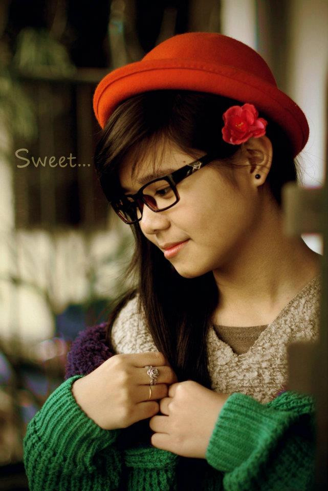 Phụ kiện mang theo trên người của "Cô bé mắt tròn" là đôi nhẫn nữ tính điểm tô cho những ngón tay thuôn dài, đôi bông tai màu đen nhỏ xinh cùng chiếc kính gọng đen đơn giản nhưng chung quy nói lên sự giản dị của cô gái. Phụ kiện mang theo trên người của "Cô bé mắt tròn" là đôi nhẫn nữ tính điểm tô cho những ngón tay thuôn dài, đôi bông tai màu đen nhỏ xinh cùng chiếc kính gọng đen đơn giản nhưng chung quy nói lên sự giản dị của cô gái.