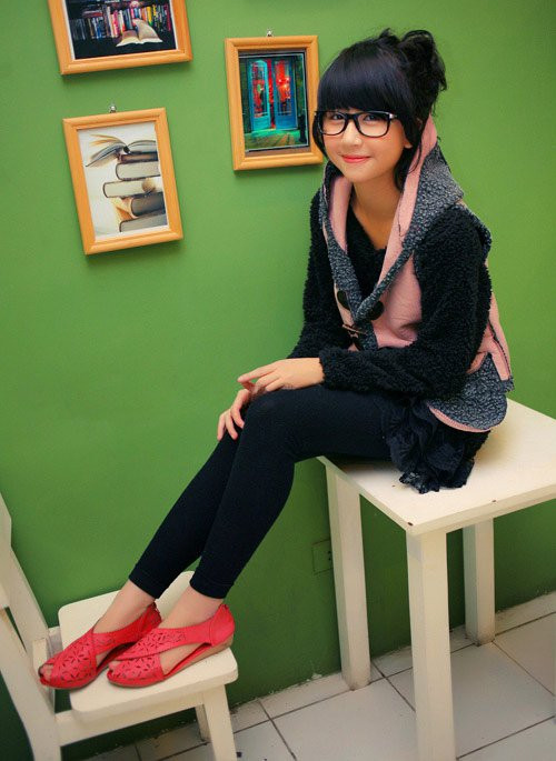 Khác với nhiều bộ ảnh được các teen girl đưa lên Facebook, có thể nói bộ ảnh chụp tự nhiên cùng phong cách thời trang của bé "4 mắt" Quỳnh Anh đã nhận được nhiều lời khen ngợi nhất của công đồng thế giới ảo. Khác với nhiều bộ ảnh được các teen girl đưa lên Facebook, có thể nói bộ ảnh chụp tự nhiên cùng phong cách thời trang của bé "4 mắt" Quỳnh Anh đã nhận được nhiều lời khen ngợi nhất của công đồng thế giới ảo.