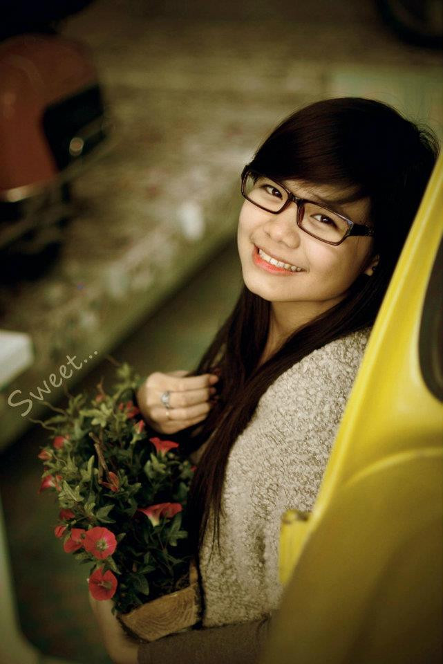 Đặc biệt là đôi mắt, mặc dù ẩn sâu sau lớp kính cận nhưng vẫn không thể che giấu đi đôi mắt to tròn và "biết cười". Đặc biệt là đôi mắt, mặc dù ẩn sâu sau lớp kính cận nhưng vẫn không thể che giấu đi đôi mắt to tròn và "biết cười".