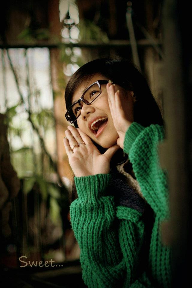 "Cô bé mắt tròn" đã mang vẻ đẹp mẫu mực của người con gái miền Trung làm nức lòng cư dân Facebook, và cũng nhiều người không tiếc lời khen ngợi trước bộ ảnh tinh khôi này. "Cô bé mắt tròn" đã mang vẻ đẹp mẫu mực của người con gái miền Trung làm nức lòng cư dân Facebook, và cũng nhiều người không tiếc lời khen ngợi trước bộ ảnh tinh khôi này.