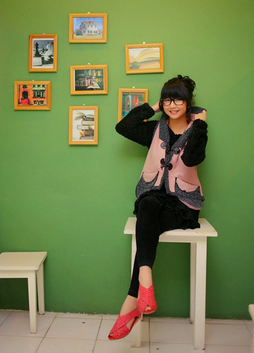 Giữa phông nền màu xanh lá cây, điểm xuyết một vài vật dụng màu trắng và vàng của bàn ghế và khung ảnh, Quỳnh Anh vẫn có thể tạo cho mình nổi bật nhất với những sắc hồng, đỏ và đen. Giữa phông nền màu xanh lá cây, điểm xuyết một vài vật dụng màu trắng và vàng của bàn ghế và khung ảnh, Quỳnh Anh vẫn có thể tạo cho mình nổi bật nhất với những sắc hồng, đỏ và đen.