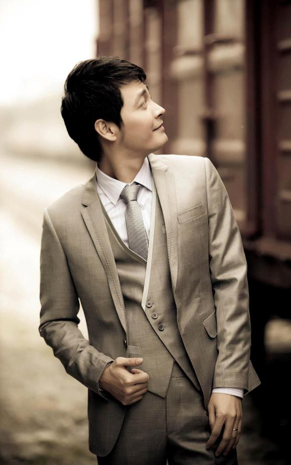 Mặc dù vẫn diện những bộ vest sang trọng nhưng thần thái của Phan Anh đã bớt sự mạnh mẽ hơn trước