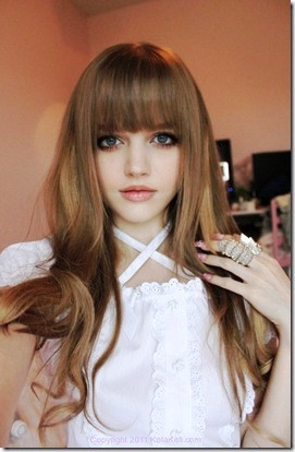 Trên trang blog cá nhân của mình Kotakoti đưa nhiều ảnh và clip tự quay của mình, trong đó cô gái liên tục thay đổi những kiểu quần áo, giày dép, đầu tóc... thể hiện gu thẩm mỹ của mình. Xem thêm: Hotteen Bảo Trân rạng ngời bên "bạn trai"/ Các hot teen 2011 tạo dáng ngày Đông/"Tám" chuyện thời trang cùng Miss teen Xuân Mai/ Ngẩn ngơ ngắm Teen thời trang rạng rỡ bên hoa cải Trên trang blog cá nhân của mình Kotakoti đưa nhiều ảnh và clip tự quay của mình, trong đó cô gái liên tục thay đổi những kiểu quần áo, giày dép, đầu tóc... thể hiện gu thẩm mỹ của mình. Xem thêm: Hotteen Bảo Trân rạng ngời bên "bạn trai"/ Các hot teen 2011 tạo dáng ngày Đông/"Tám" chuyện thời trang cùng Miss teen Xuân Mai/ Ngẩn ngơ ngắm Teen thời trang rạng rỡ bên hoa cải