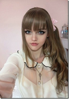 Kiểu tóc xoăn nhẹ ở ngọn và thắt bím lệch bên thường thấy ở những cô nàng búp bê Barbie quen thuộc. Xem thêm: Hotteen Bảo Trân rạng ngời bên "bạn trai"/ Các hot teen 2011 tạo dáng ngày Đông/ "Tám" chuyện thời trang cùng Miss teen Xuân Mai/ Ngẩn ngơ ngắm Teen thời trang rạng rỡ bên hoa cải Kiểu tóc xoăn nhẹ ở ngọn và thắt bím lệch bên thường thấy ở những cô nàng búp bê Barbie quen thuộc. Xem thêm: Hotteen Bảo Trân rạng ngời bên "bạn trai"/ Các hot teen 2011 tạo dáng ngày Đông/ "Tám" chuyện thời trang cùng Miss teen Xuân Mai/ Ngẩn ngơ ngắm Teen thời trang rạng rỡ bên hoa cải