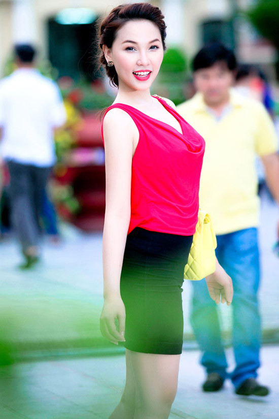 Sở hữu một nhan sắc yêu kiều, vóc dáng tròn đầy gợi cảm và phong thái rất nữ tính; Quỳnh Thư được đánh giá là một trong những quý cô gợi cảm nhất showbiz Việt. Có bạn thân là “nữ hoàng đồ lót” Ngọc Trinh với độ “hot” và lượt tìm kiếm mang đến nhiều kỷ lục trên các trang mạng google hay yahoo; nhưng Quỳnh Thư không thường xuyên xuất hiện tại các sự kiện văn hóa.