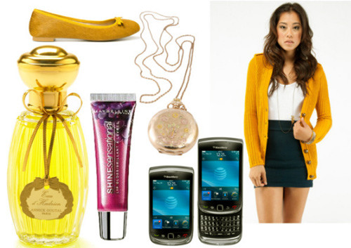 Áo khoác len cardigan màu vàng mù-tạt phối với đầm xanh rêu và áo tank-top màu trắng rất hài hòa trẻ trung