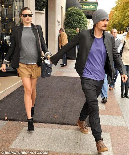 Orlando đi đâu cũng nắm chặt tay vợ rất tình cảm. Orlando đi đâu cũng nắm chặt tay vợ rất tình cảm.