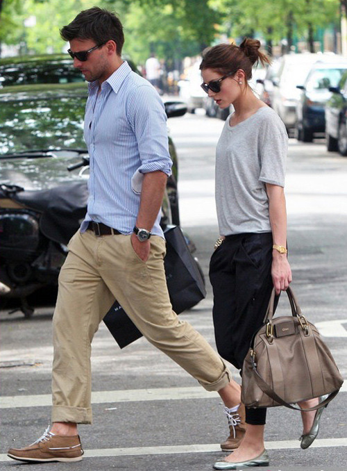 Johannes bụi với quần xắn gấu, giày màu da bò, Olivia chọn áo thun siêu đơn giản và quần lửng. Johannes bụi với quần xắn gấu, giày màu da bò, Olivia chọn áo thun siêu đơn giản và quần lửng.