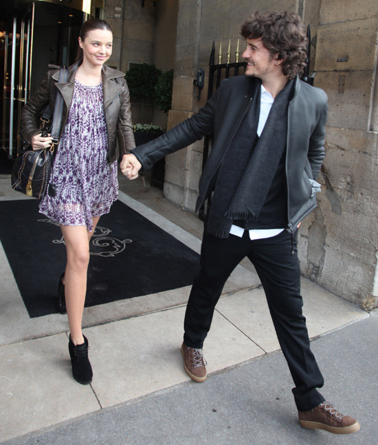 1. Hollywood có rất nhiều cặp đôi nổi tiếng nhưng số lượng couple "ngang tài, ngang sắc" mà còn biết cách mặc đẹp lại khá ít ỏi. Ngoài những cặp đôi hoàn hảo Victoria - David Bekham vốn đã quá quen thuộc, ông bà Smith Angelina Jolie - Brad Pitt với style sang trọng nhưng hơi "dừ", Tom Cruise - Katie Holmes, Robert Patinson - Kristen Stewart chỉ long lanh khi trên thảm đỏ... thì 2 couple Miranda Kerr - Orlando Bloom và Olivia Parlemo - Johannes Huebl lại vừa trẻ, vừa đẹp vừa có gu thời trang cực kỳ ăn ý. 1. Hollywood có rất nhiều cặp đôi nổi tiếng nhưng số lượng couple "ngang tài, ngang sắc" mà còn biết cách mặc đẹp lại khá ít ỏi. Ngoài những cặp đôi hoàn hảo Victoria - David Bekham vốn đã quá quen thuộc, ông bà Smith Angelina Jolie - Brad Pitt với style sang trọng nhưng hơi "dừ", Tom Cruise - Katie Holmes, Robert Patinson - Kristen Stewart chỉ long lanh khi trên thảm đỏ... thì 2 couple Miranda Kerr - Orlando Bloom và Olivia Parlemo - Johannes Huebl lại vừa trẻ, vừa đẹp vừa có gu thời trang cực kỳ ăn ý.