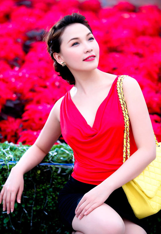 Mẫu áo này ở phía trước thực hiện theo kiểu cổ đổ...