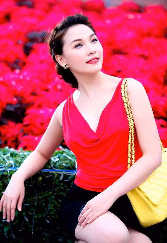 Mẫu áo này ở phía trước thực hiện theo kiểu cổ đổ... Mẫu áo này ở phía trước thực hiện theo kiểu cổ đổ...