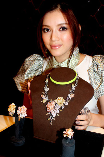 Lý Nhã Kỳ với bộ trang sức Vườn hồng