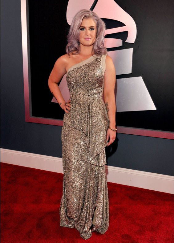 Chiếc đầm ánh kim sẽ trở nên đẹp hơn nếu như không có lớp che phủ phía trước khiến Kelly Osbourne giống như quả bóng bị xì hơi.