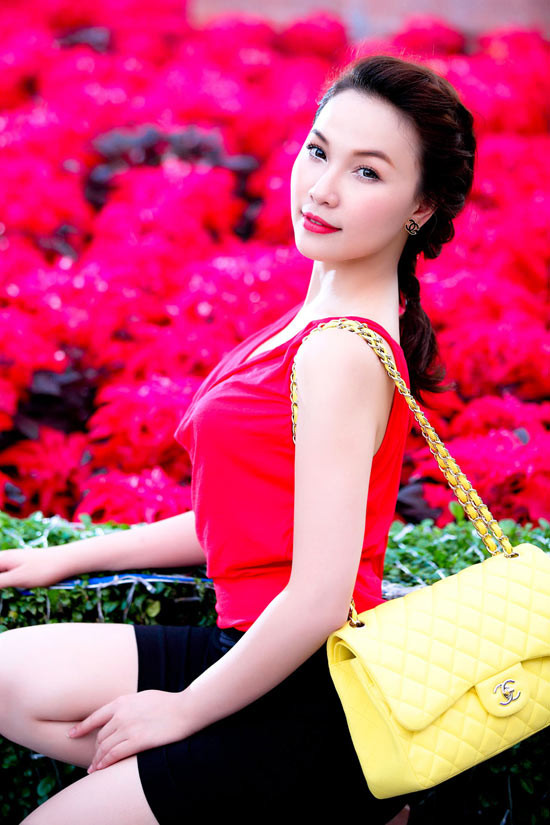 Nhưng lần này các tín đồ thời trang sẽ bất ngờ hơn, bởi sự “táo bạo” nho nhỏ ẩn trong thiết kế cut-out trên chất vải chiffon hồng rạng rỡ.