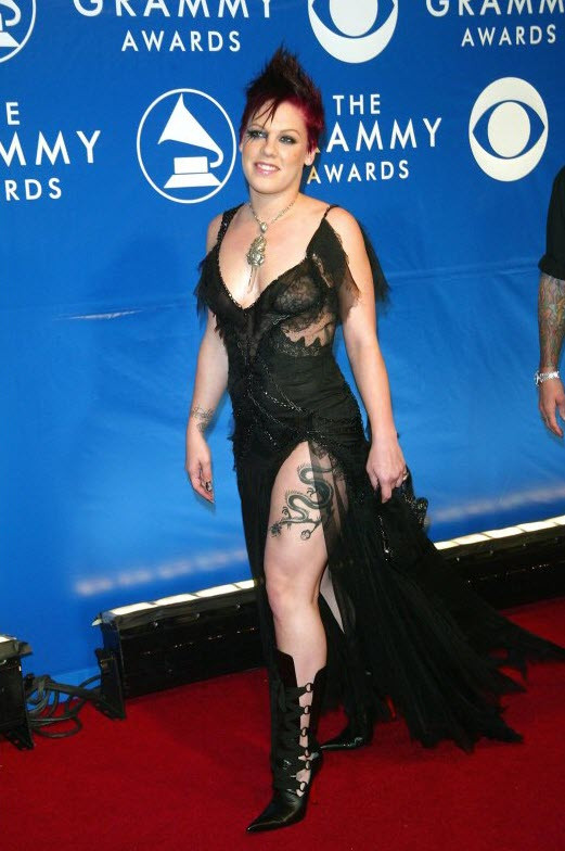 Thật không ngoa với biệt danh "Ngôi sao nổi loạn" khi cô nàng Pink vừa bước vào lễ trao giải Grammy năm 2003 với chiếc váy đen phản cảm để lộ những hình xăm kỳ dị trên cơ thể. Thật không ngoa với biệt danh "Ngôi sao nổi loạn" khi cô nàng Pink vừa bước vào lễ trao giải Grammy năm 2003 với chiếc váy đen phản cảm để lộ những hình xăm kỳ dị trên cơ thể.