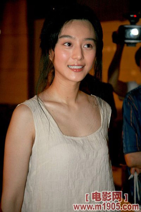 Đầu tóc rũ rượi, quần áo trễ nải, vẻ ngoài tuềnh toàng này khiến mọi người khó nhận ra nàng Phạm Băng Băng xinh đẹp. Đầu tóc rũ rượi, quần áo trễ nải, vẻ ngoài tuềnh toàng này khiến mọi người khó nhận ra nàng Phạm Băng Băng xinh đẹp.